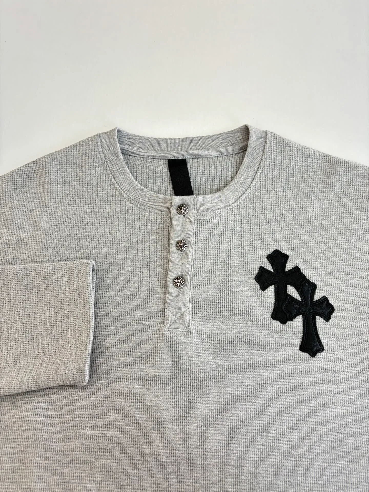 P400 Chrome Heart*/Chrome Heart 25 patchwork leather Henry collar waffle sweatshirt. The fabric is made of 350g cotton waffle double-layer material before washing (to distinguish between low-gram weight cut corners and non-pure cotton market products). The silver buckles and scrolls are made of antique bronze and real silver (the materials used have reached 300+ quality in the market). The leather label is still made of genuine imported lambskin. The most important thing is that the leather is hand-extended and stitched (the cost is high when it comes to manual work) in the fabric and hardware A lot of effort has been put into the craftsmanship. The highest quality in the market. The industry benchmark is only owned by a few people. Size: S/M/L